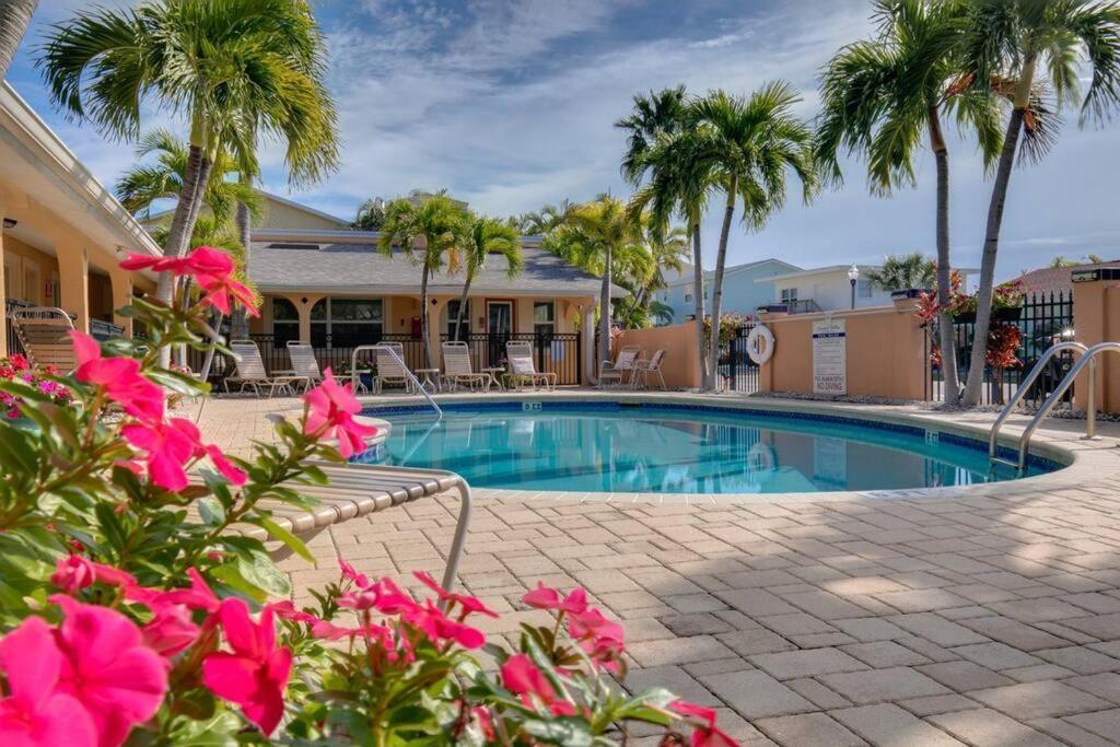 Steps To The Beach And Restaurants! - Coconut Villa'S Suite 1 سانت بيتي بيتش المظهر الخارجي الصورة