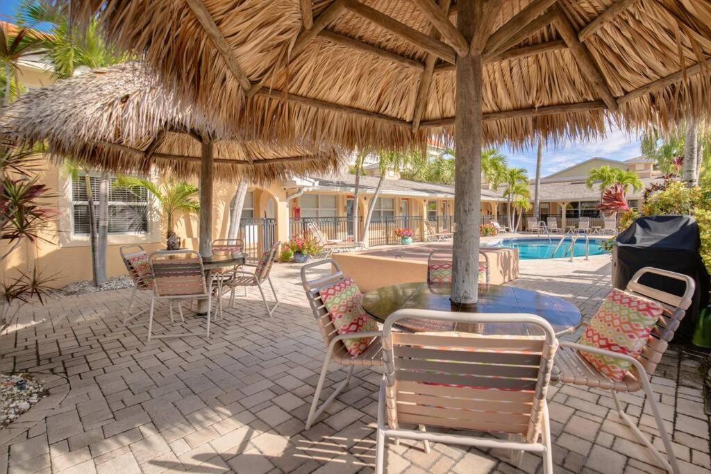 Steps To The Beach And Restaurants! - Coconut Villa'S Suite 1 سانت بيتي بيتش المظهر الخارجي الصورة